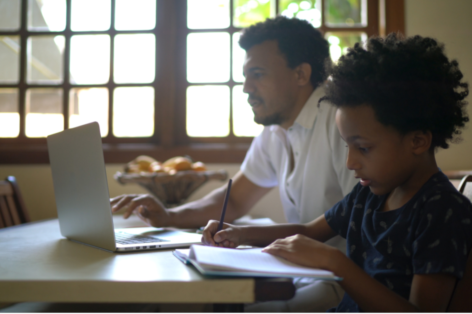 Quais desafios os pais e cuidadores brasileiros enfrentaram devido ao COVID-19?