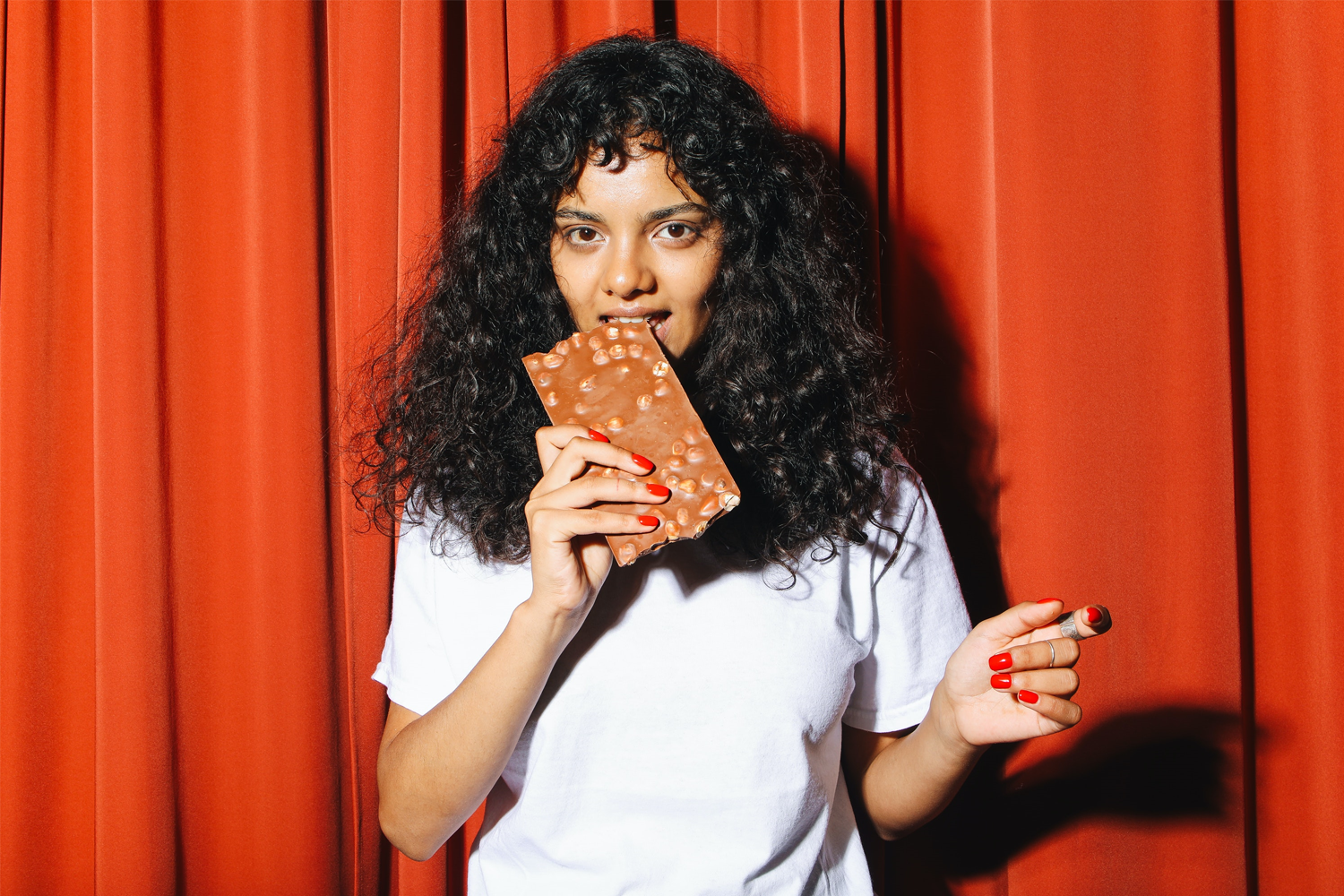 mulher comendo chocolate