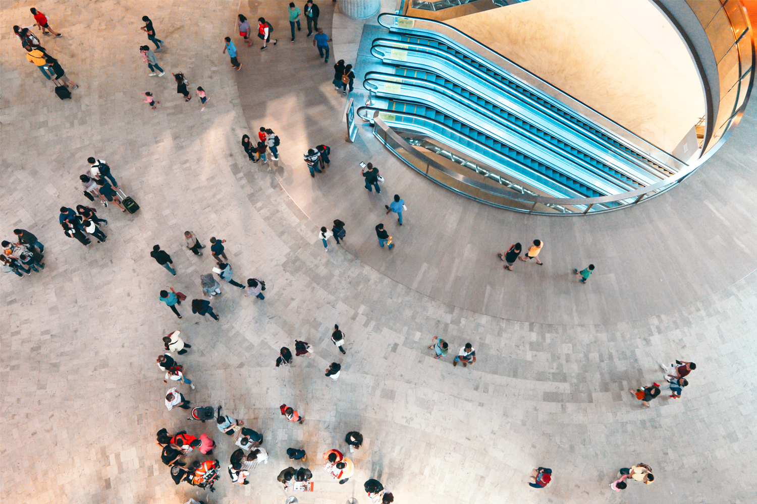 escada rolante pessoas andando