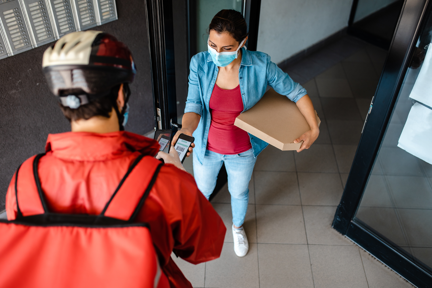 mulher recebendo delivery app