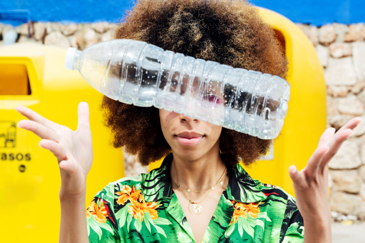 Mulher com garrafa de agua