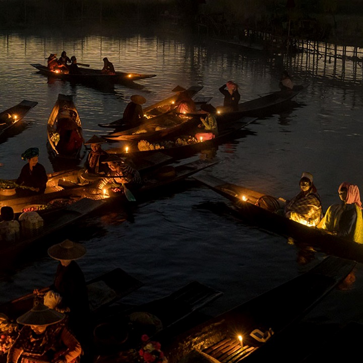 barcos en la oscuridad