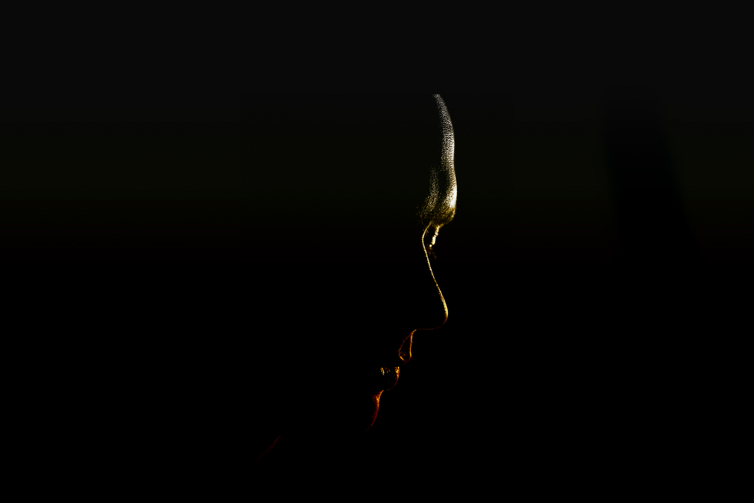 silueta de hombre en fondo negro