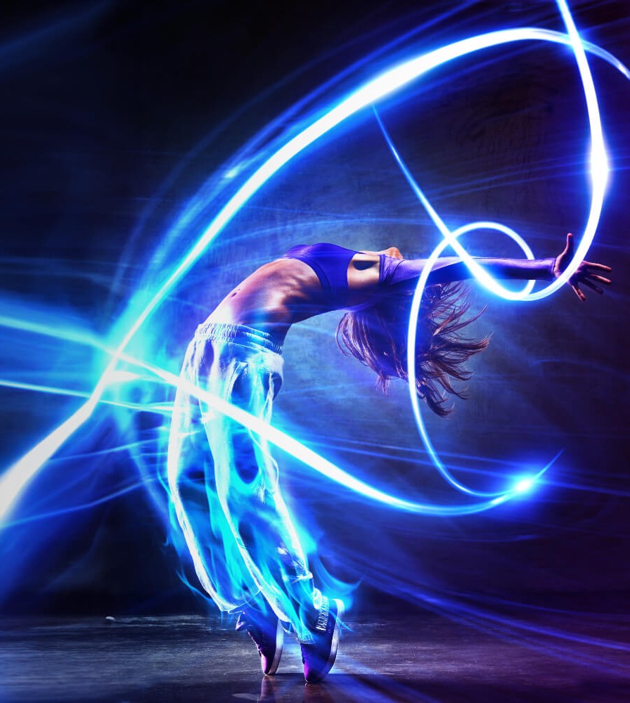 Imagen de una mujer bailando y luces brillantes
