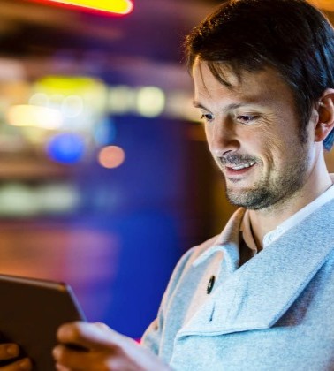 Hombre con una tablet