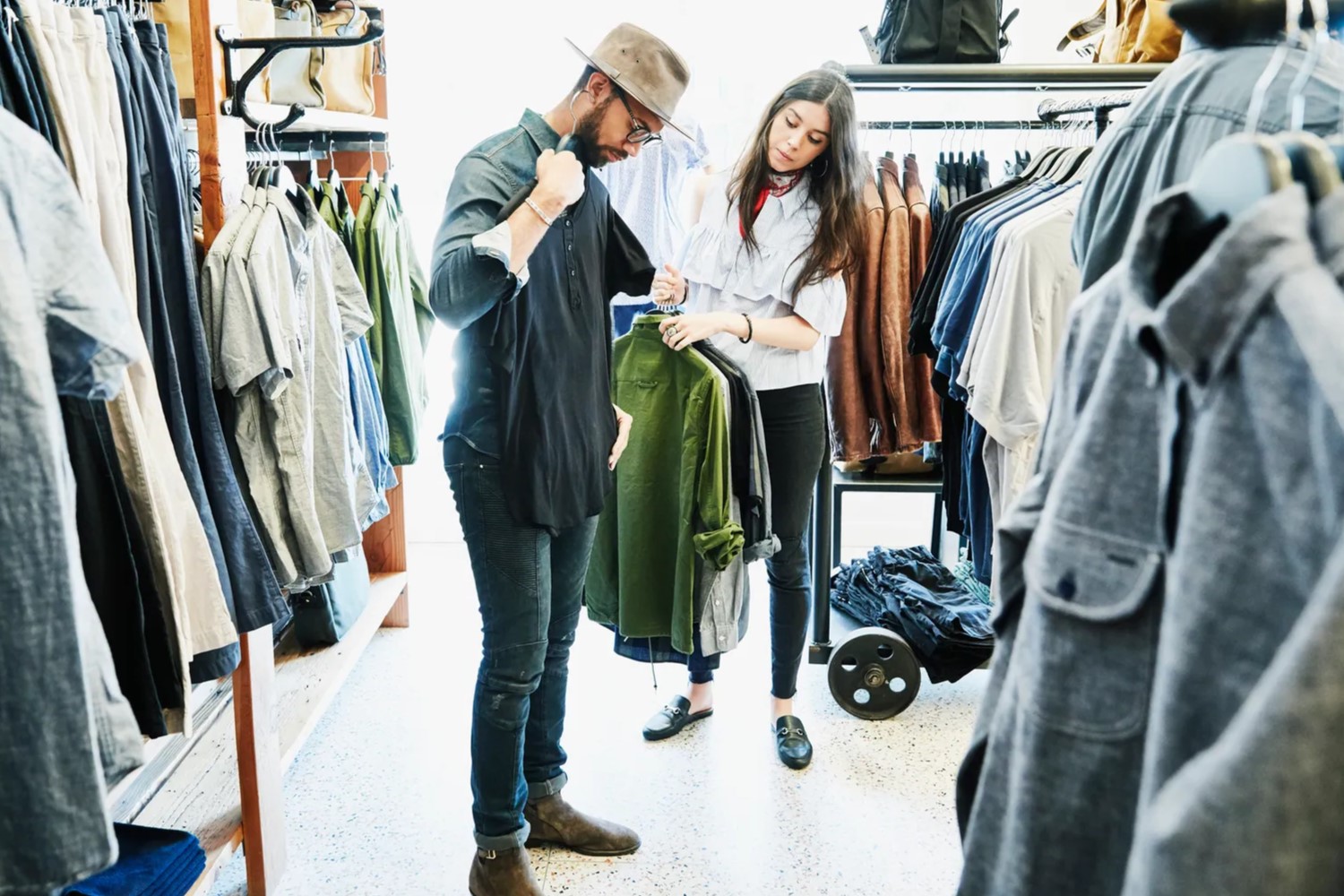 Hombre en una tienda de ropa