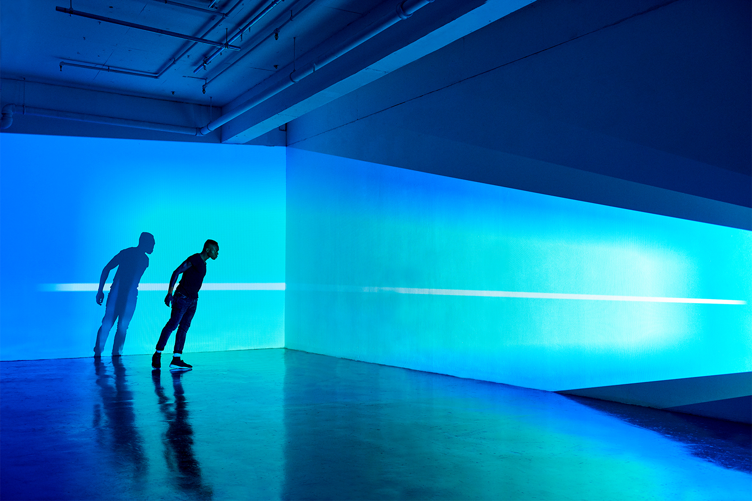 hombre caminando en una sala azul