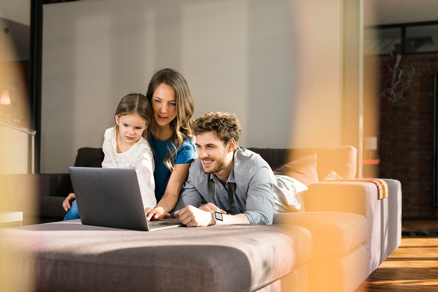familia utilizando el ordenador
