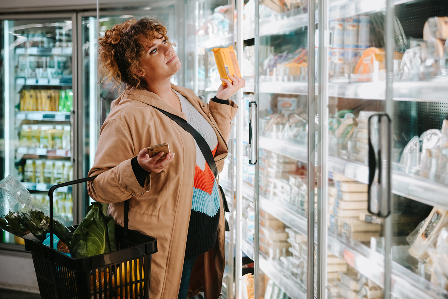femme achetant des aliments dans un magasin
