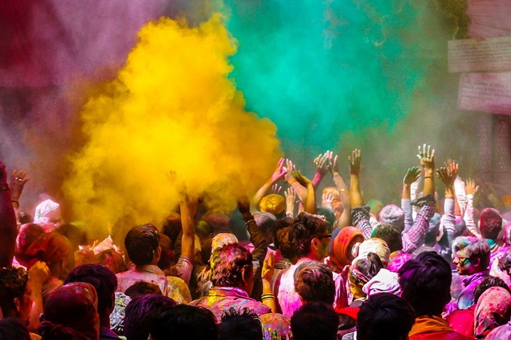 Gente celebrando el holly festival