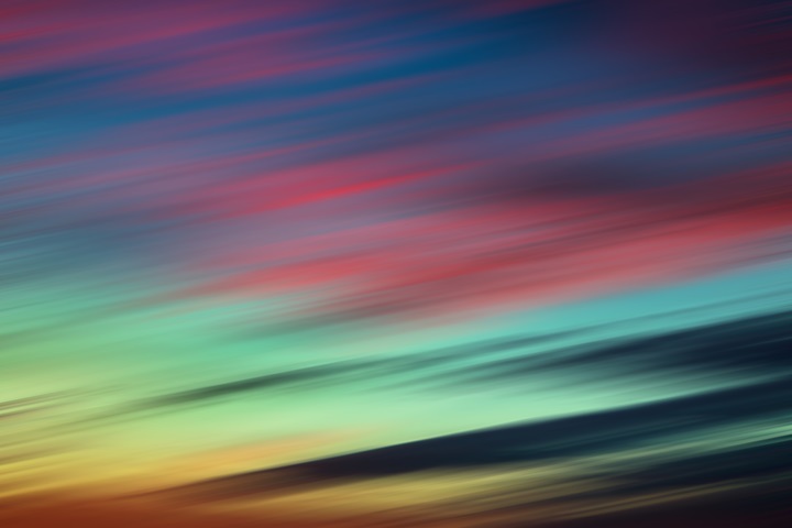 Mujer mayor comprando