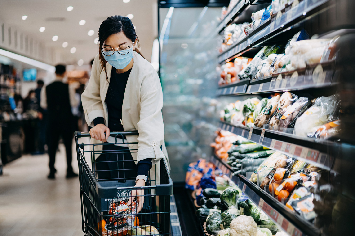 戴口罩女性消费者在超市